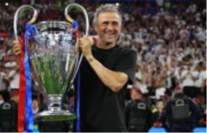 HLV Luis Enrique san bằng kỷ lục của Pep Guardiola và Zidane